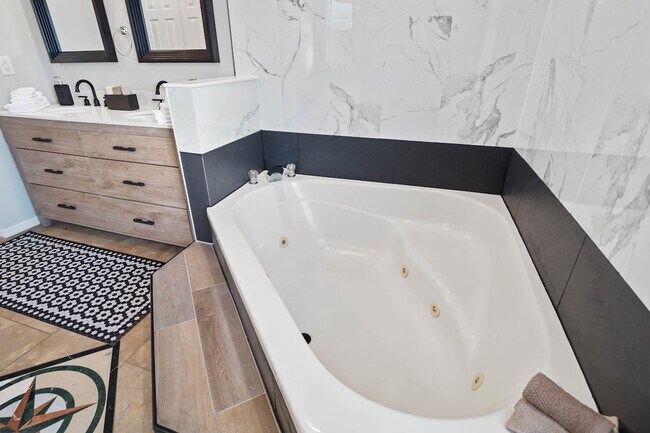 Building Photo - 6 Clinton Ct N