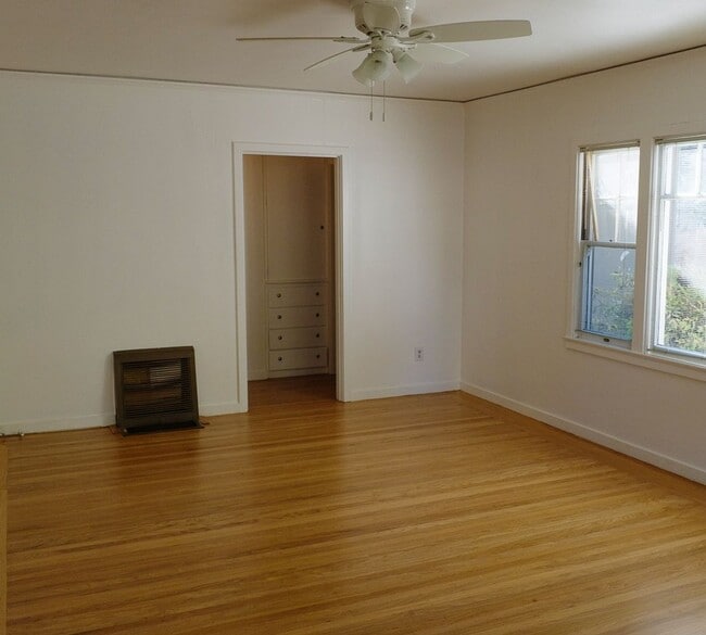 Building Photo - AVAILABLE FOR SUMMER OR FALL 2026 MOVE IN. APPLICATION DETAILS BELOW.