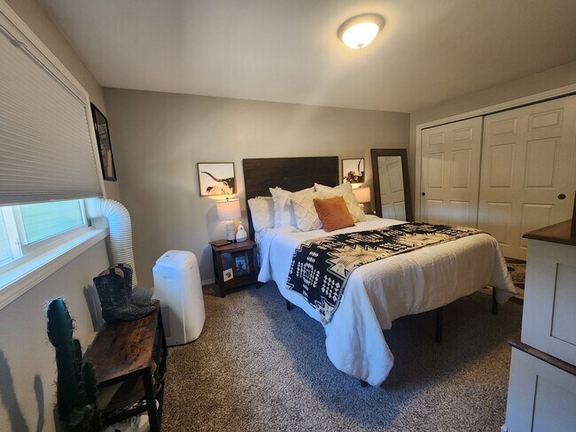 Building Photo - Pet Friendly, Single-Level, Attractively Updated Home in NE Newberg