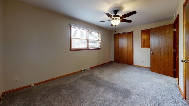 Building Photo - 4 Bedroom, 2 Bathroom Split Level Home