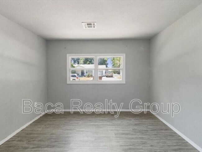 Building Photo - 3927 SE 10th Pl
