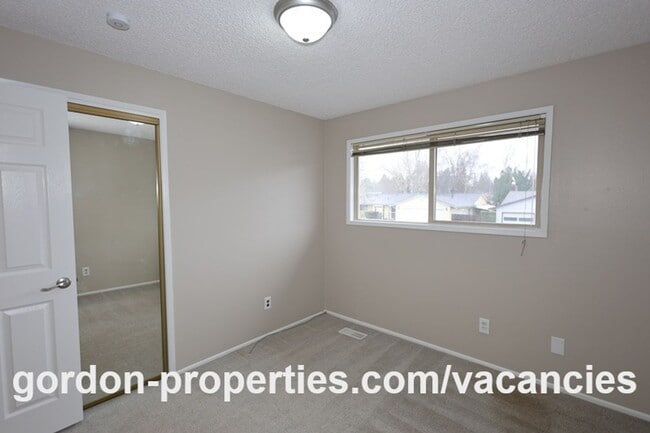 Building Photo - NE 22nd Ct - Gresham 4 bedroom split level home