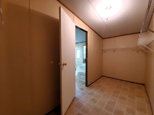 Building Photo - Spacious 4 bedroom with 3 FULL bathrooms n...