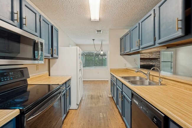 Building Photo - 16006 Eagleway St