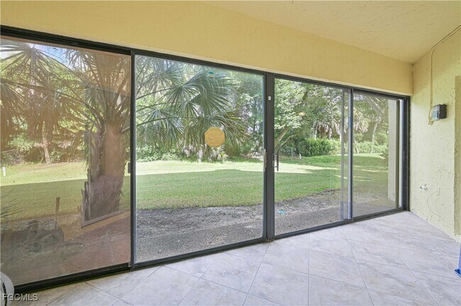 Building Photo - 975 Palm View Dr