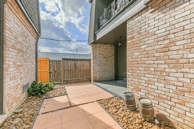 Building Photo - 5922 Fairdale Ln