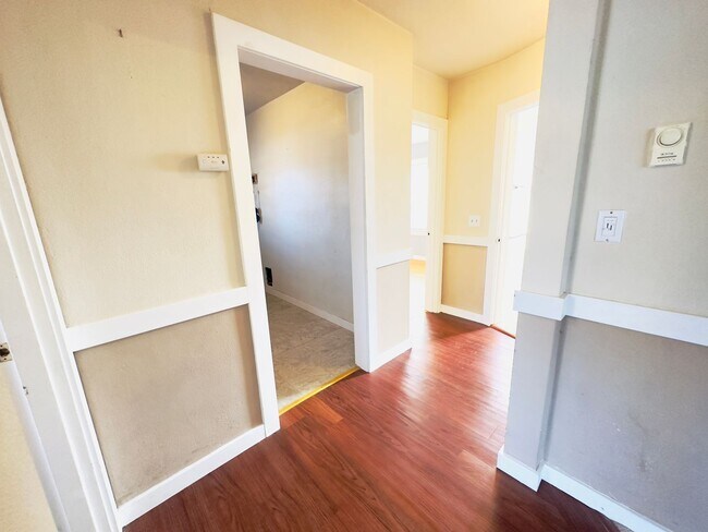 Building Photo - Classic Seattle South Park 2bed/1bath bung...