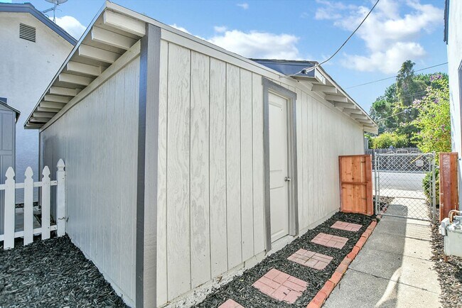 Building Photo - Charming Martinez 1bed / 1bath
