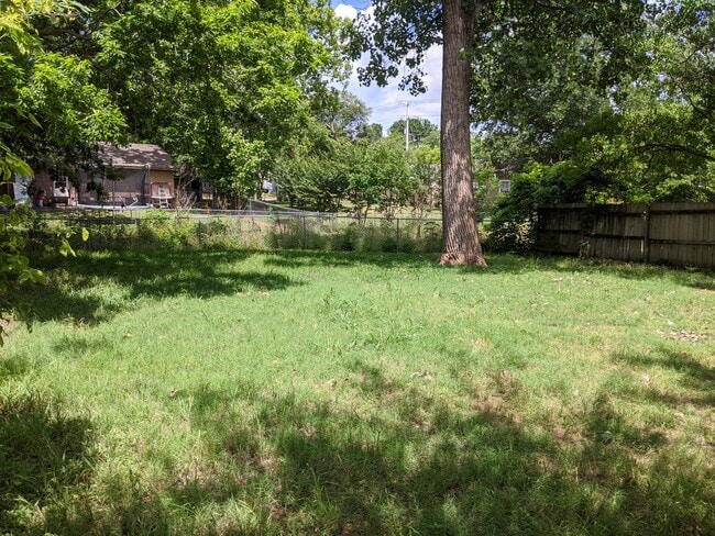 Building Photo - PRE-LEASING MAY 2026! ADORABLE 2/1 HOUSE I...