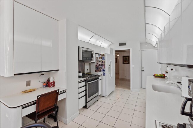 Building Photo - 1920 S Ocean Dr