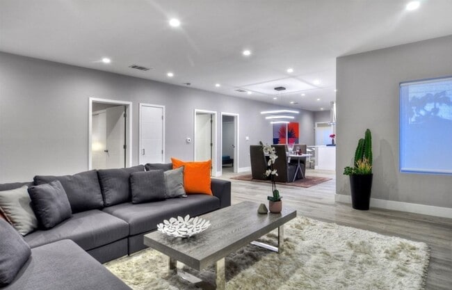 Building Photo - Private 3 Bed / 3 Bath Home with Incredible Outdoor Space