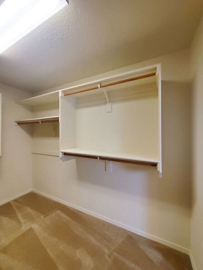 Building Photo - Stunning 2 story 2575 sq ft home- New Carpet