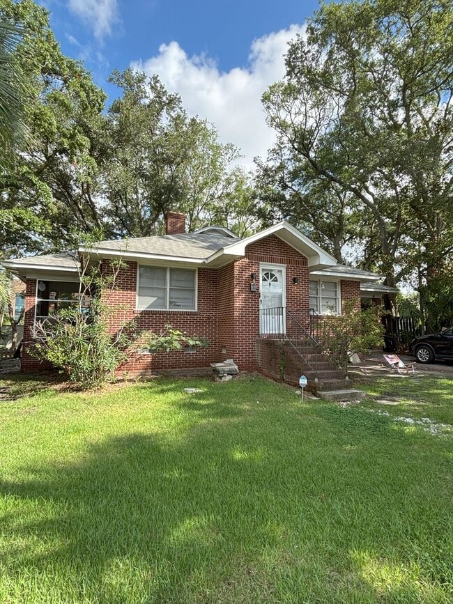 Building Photo - 2 Bedroom | 1 Bathroom Home – Downtown Charleston - Available January 1!