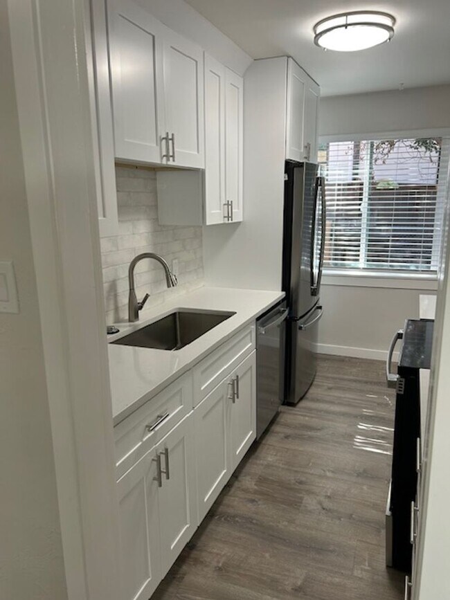 Building Photo - Newly Remodeled Duplex