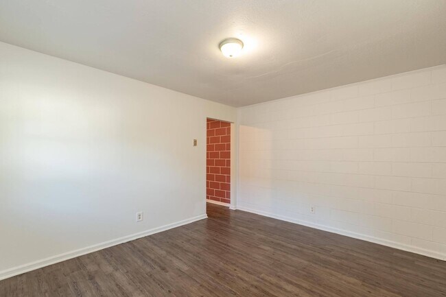 Building Photo - 602 Barton St