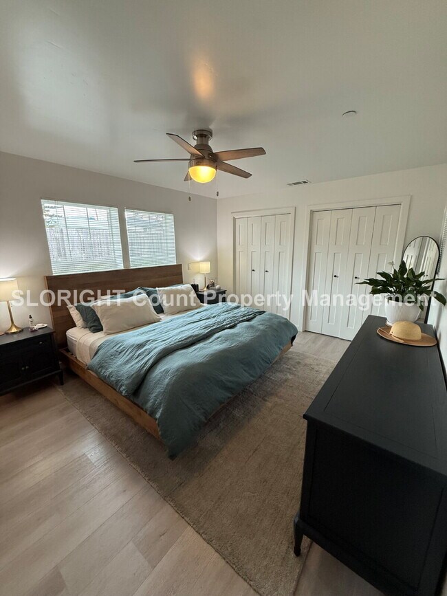 Building Photo - AVAILABLE SEPTEMBER- Walking Distance From The Beach - 3 Bed / 2 Bath