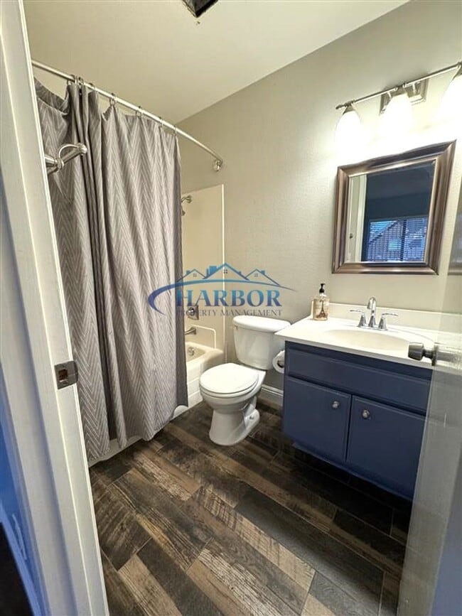 Building Photo - Spacious 2-Bedroom Townhouse in the Heart ...