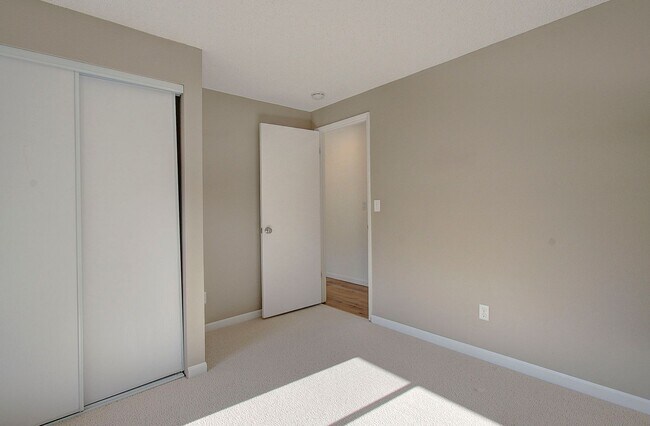 Building Photo - Spacious 4bd 2.5ba Home - Avail. Now!