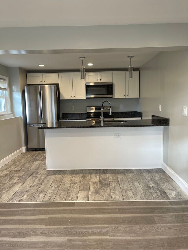 Building Photo - Delightful Townhome Style Apartment in Historic Fruit Hill. 2 Floors of Living!