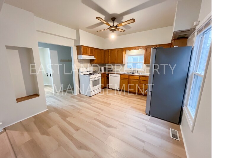 Building Photo - 1966 Burr St