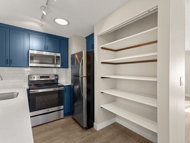 Building Photo - Single-family 3 bedroom home available for...