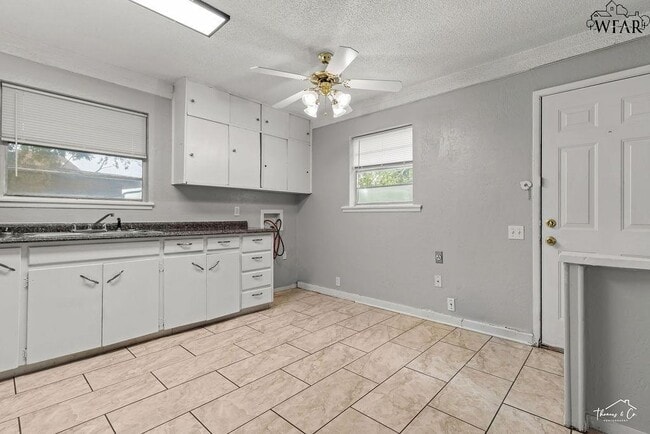 Building Photo - 1628 Parkdale Dr