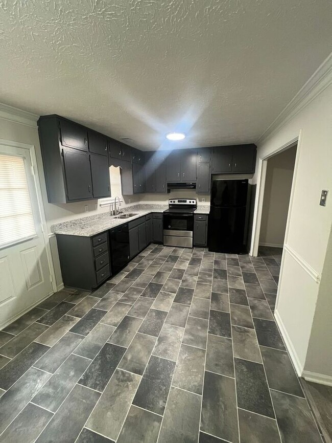 Building Photo - Renovated 2 bedroom 2 bath duplex in Snell...