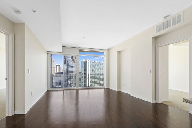 Building Photo - 10 Terminus Luxury 2 Bedroom Condo in Hear...