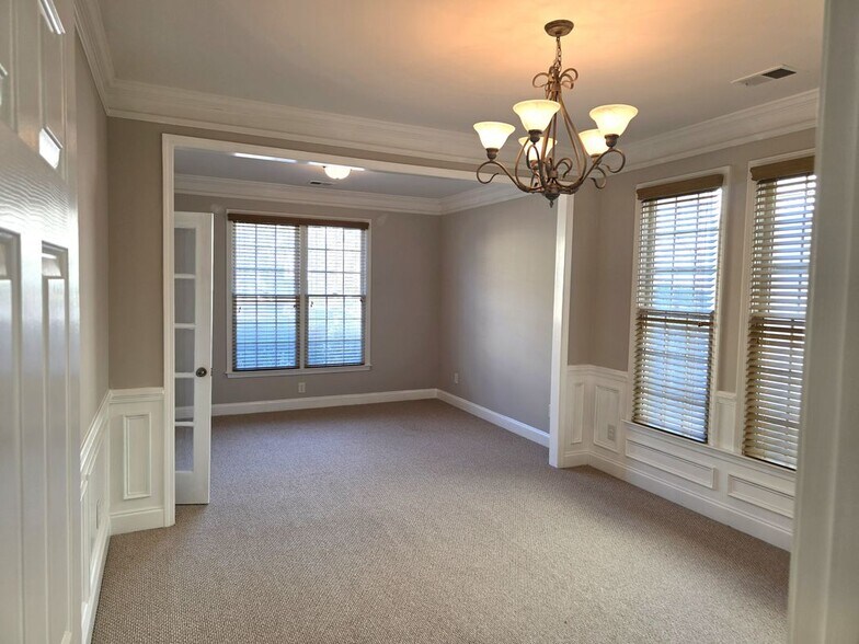 Building Photo - 617 Maple Grove Way