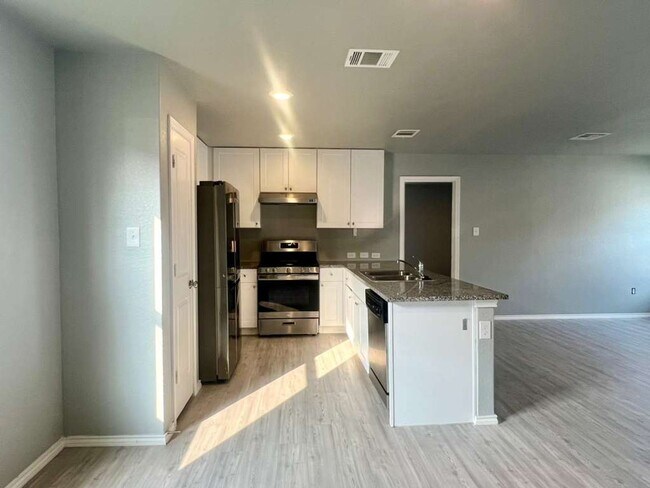 Building Photo - Charming 3-Bed Retreat with Open Living & Private Primary Suite in San Antonio