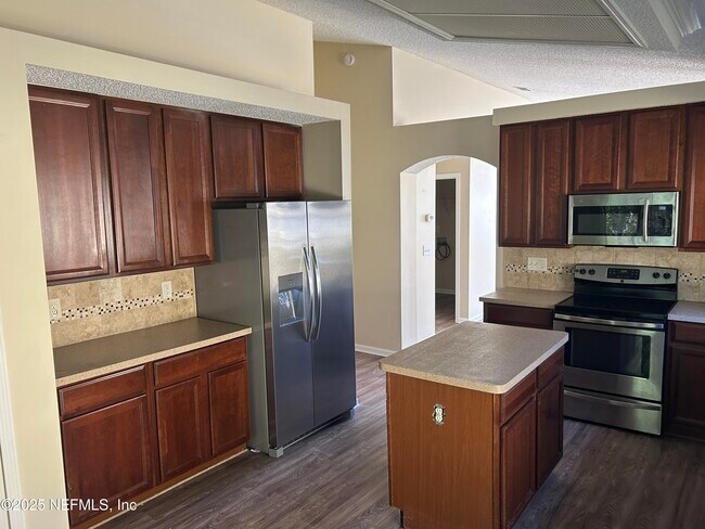 Building Photo - 1425 Laurel Oak Dr