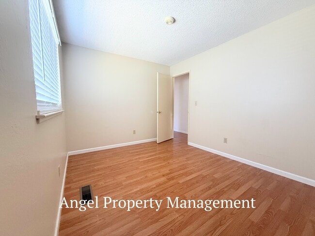 Building Photo - 2208 Begonia Ct