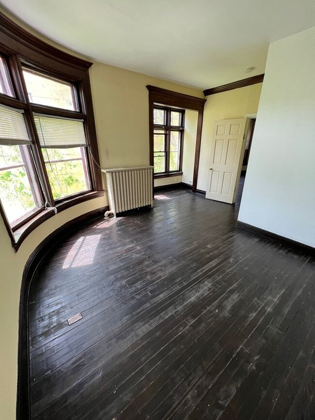 Building Photo - 1317 E 2nd St