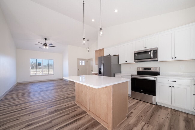 Building Photo - 753 N Gilda St