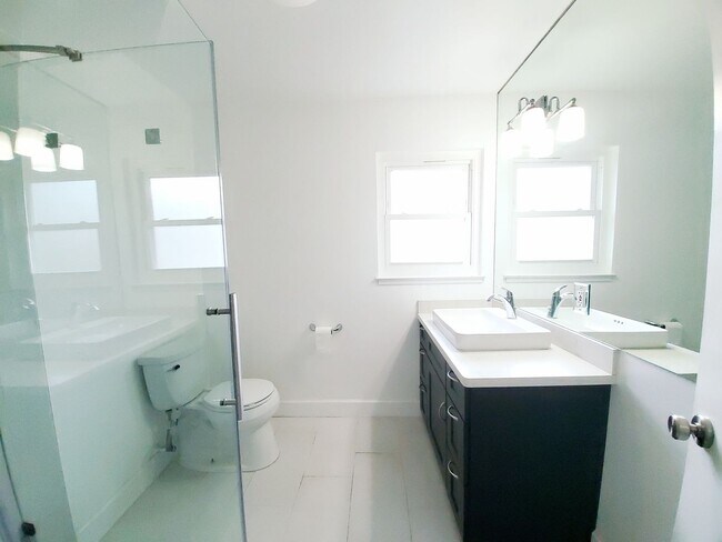 Building Photo - Lovely top floor condo unit; 2 bed/ 2 bath