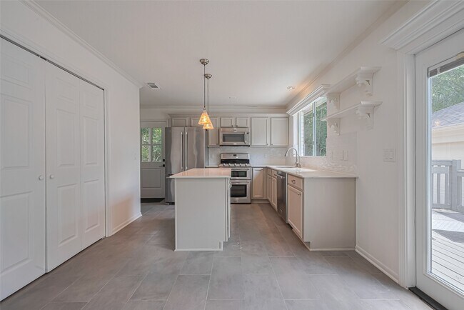 Building Photo - 3 Sandpebble Dr