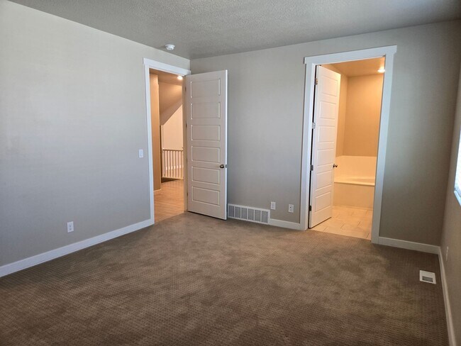 Building Photo - 2422 N Penstemon Wy