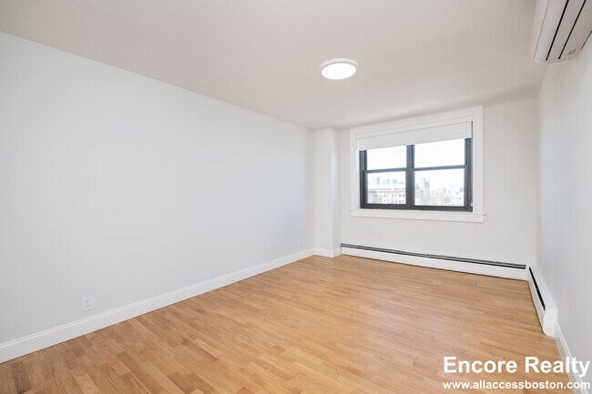 Building Photo - 1410 Columbia Rd