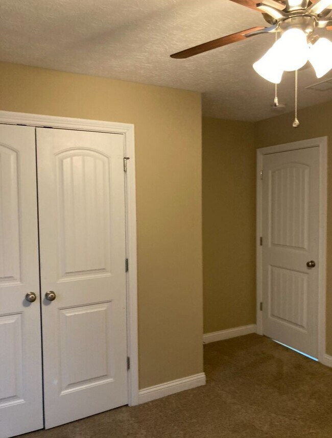 Building Photo - 166 Twin Lakes Dr