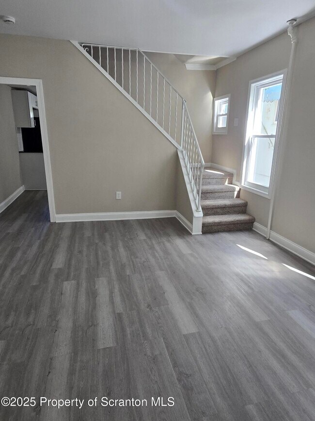 Building Photo - 325 Larch St