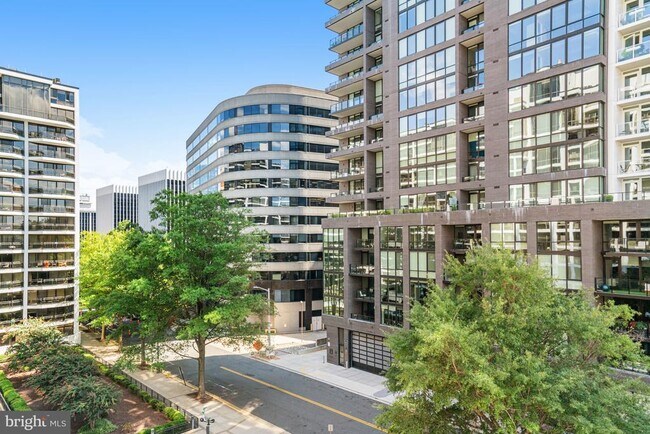 Building Photo - 1530 Key Blvd