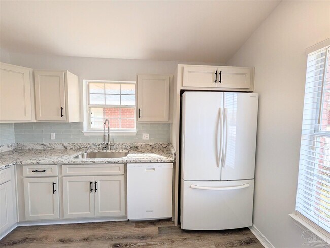 Building Photo - 28 Easton St