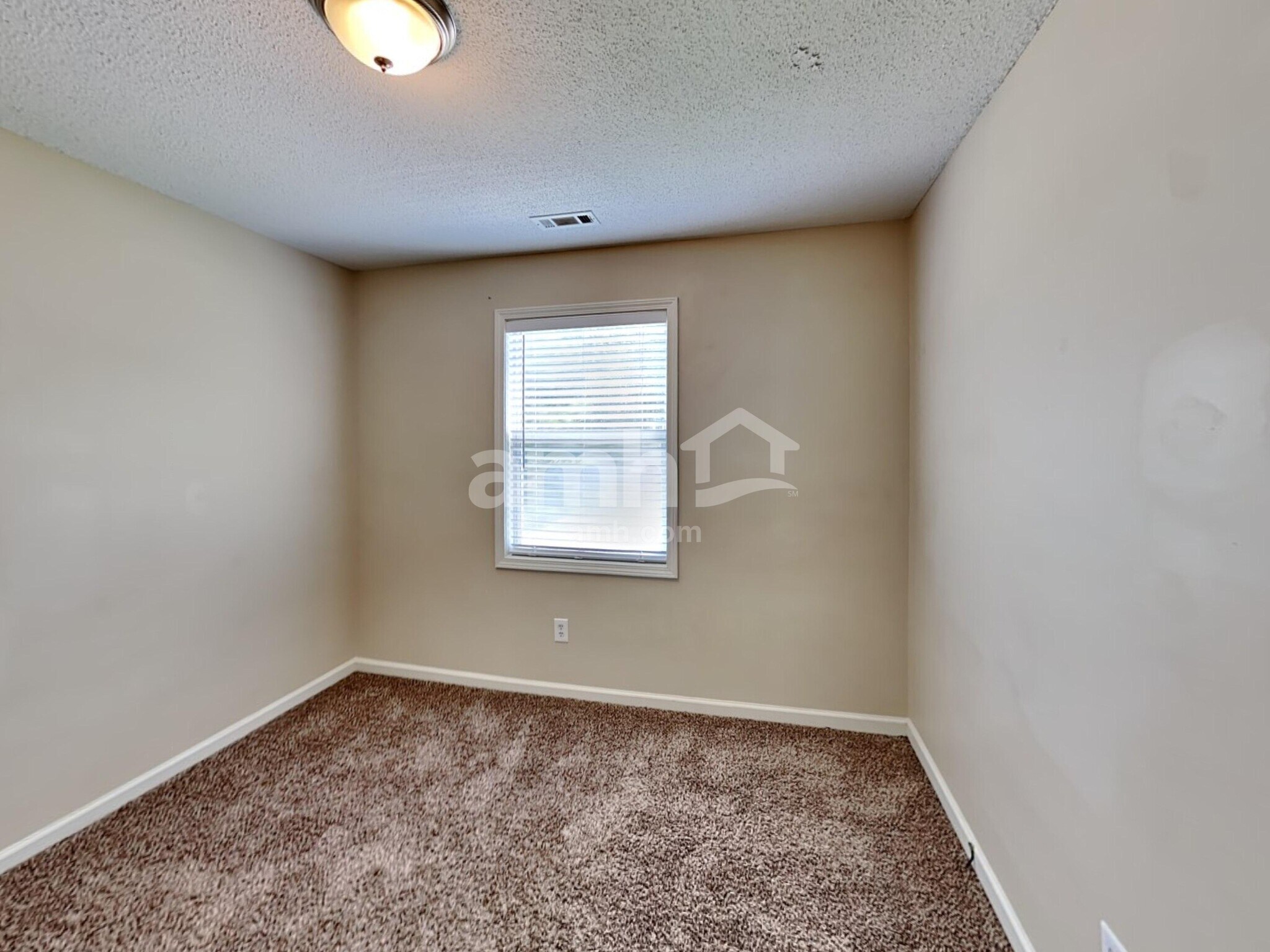 Building Photo - 1021 Whispering Woods Dr