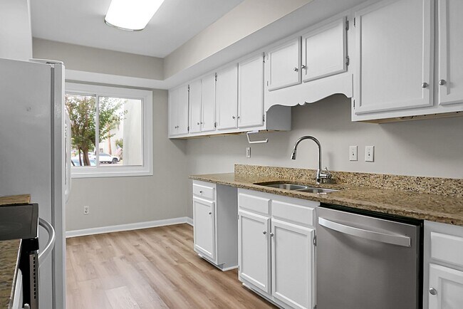 Building Photo - Spacious, Newly Renovated Villa Overlookin...