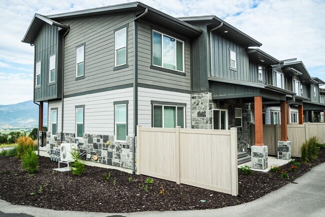 Building Photo - End Unit New Construction with Finished Basement Includes Utilities in New Jordanelle Ridge Neigh...