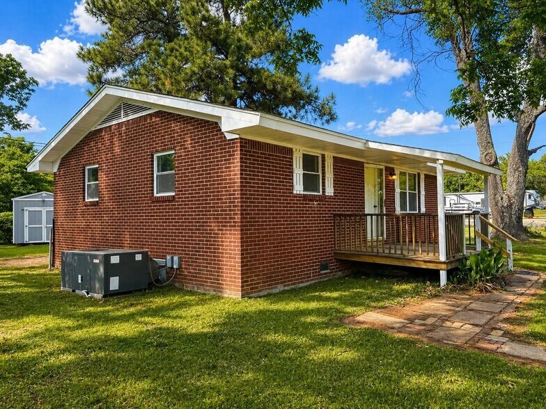 Building Photo - 2042 US-70