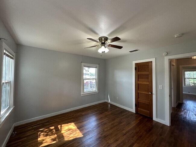 Building Photo - 208 N Bowie St