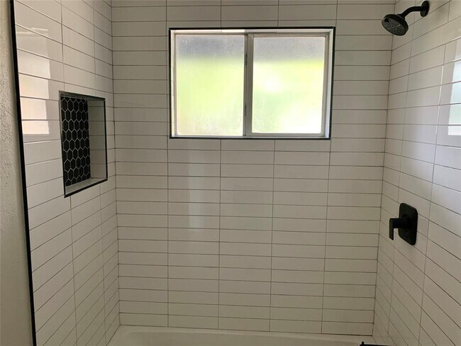 Building Photo - 1604 Middleway Rd