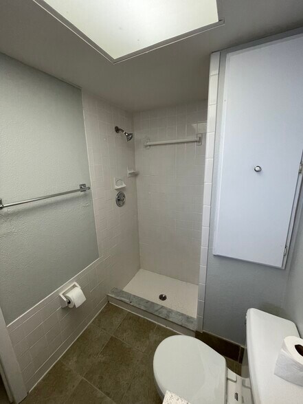 Master Bath - 3633 Country Club Blvd