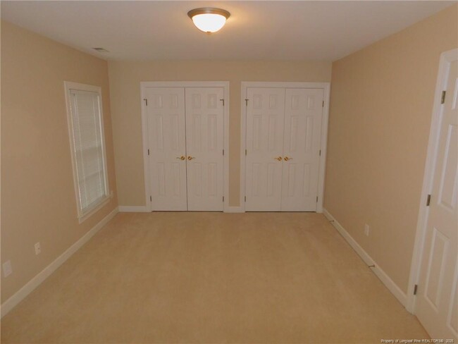 Building Photo - 106 Southbank Dr